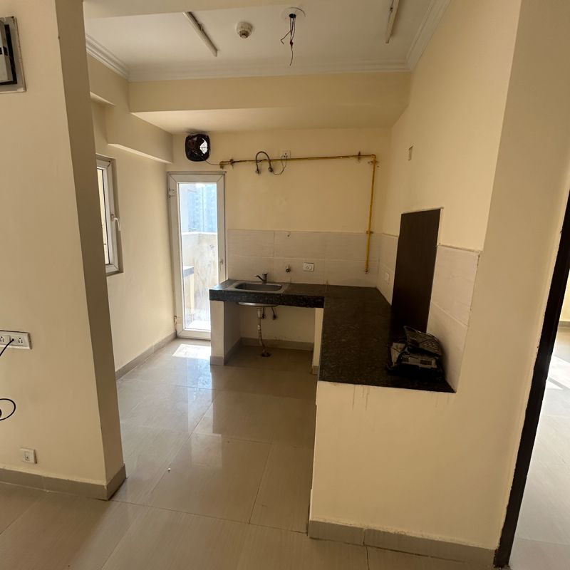 2 BHK Apartment For Rent in Paramount Floraville