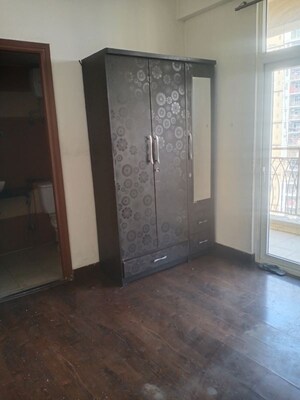 Room in 2.5 BHK Apartment at Mahagun Mywoods, Sector 16c Greater Noida – for Rent