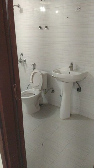 Bathroom in 3.5 BHK Apartment at Omaxe R2, Gomti Nagar – for Sale