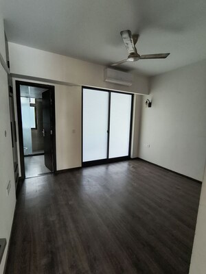 Room in 3.5 BHK Apartment at Shree Vardhman Victoria, Sector 70 – for Sale