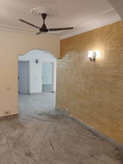 3.5 BHK + Servant Room Apartment For Rent in RWA Apartments Sector 29