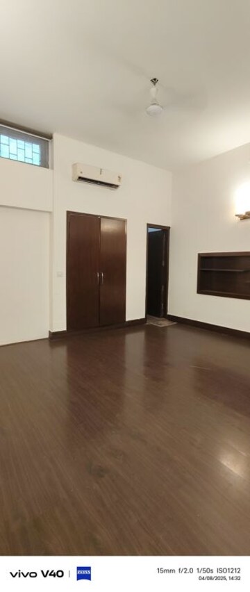 Room in 3 BHK Builder Floor at Defence Colony – for Rent