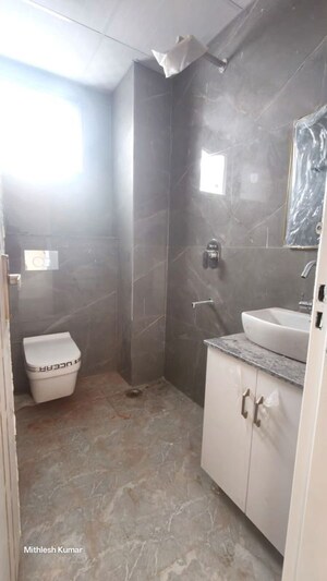 Bathroom in 1 BHK Builder Floor at Sector 32 – for Rent