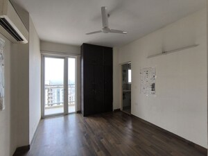 Room in 3 BHK Apartment at Conscient Heritage Max, Sector 102 – for Rent