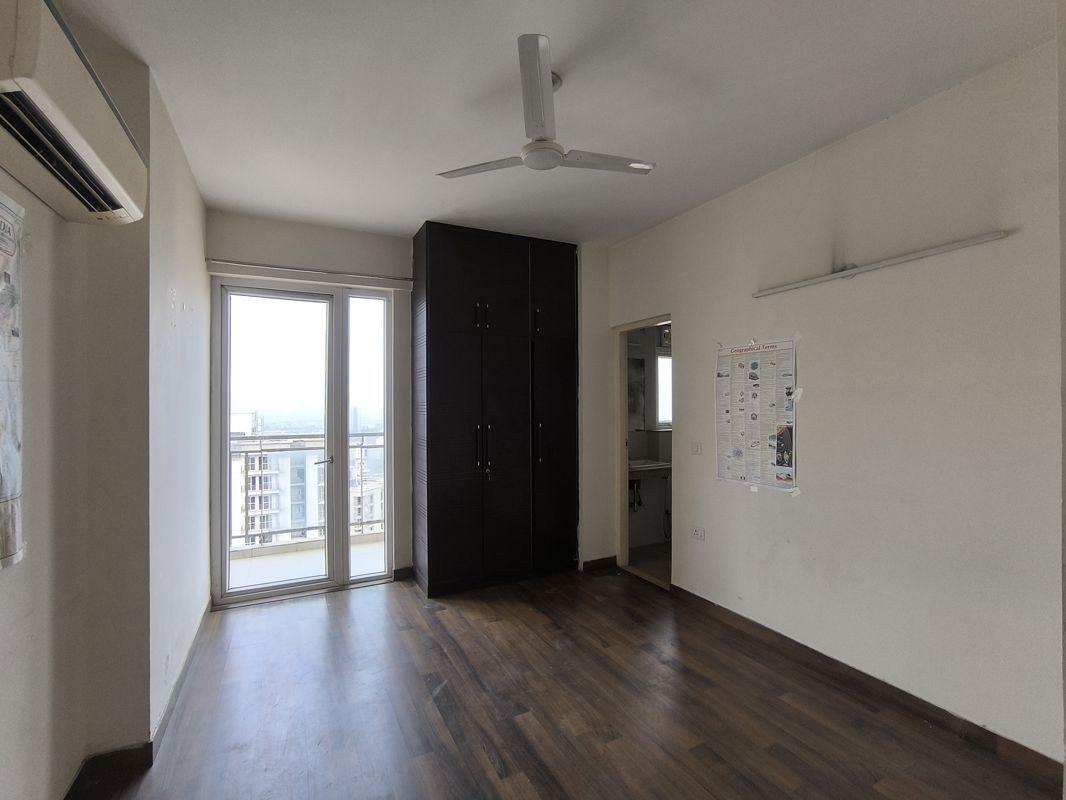 3 BHK + Servant Room,Extra Room Apartment For Rent in Conscient Heritage Max
