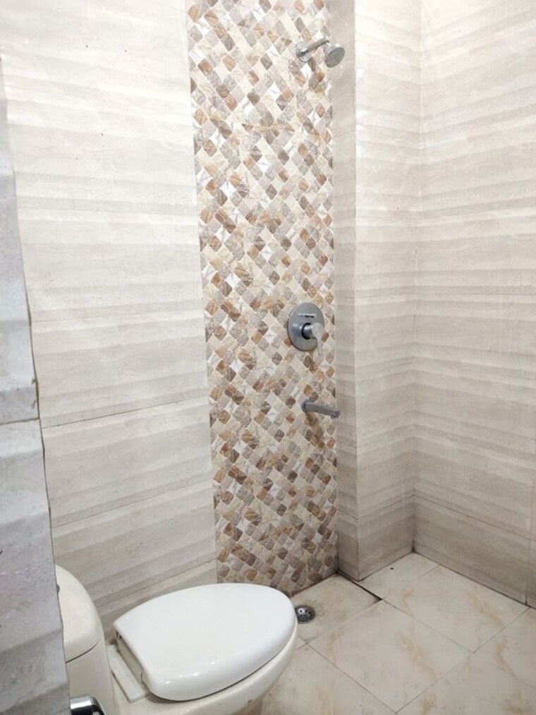 Bathroom, east of kailash 3 Bedroom 1000 Sq.Ft. Builder Floor In East Of Kailash Delhi 9830839