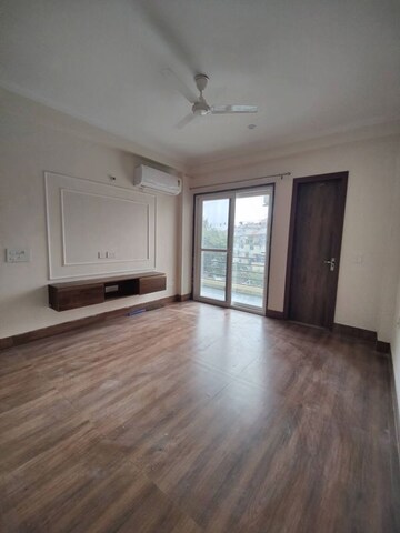 Room in 3 BHK Builder Floor at Sector 9 – for Rent