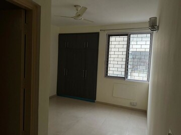 Room in 3 BHK Apartment at Vatika Primrose Floors, Sector 82 – for Rent