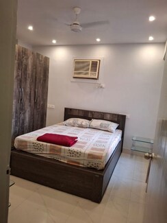 2 BHK + Pooja Room Apartment For Rent in Bandra West
