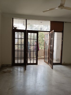 Room in 5 BHK Independent House at Maharani Bagh – for Sale
