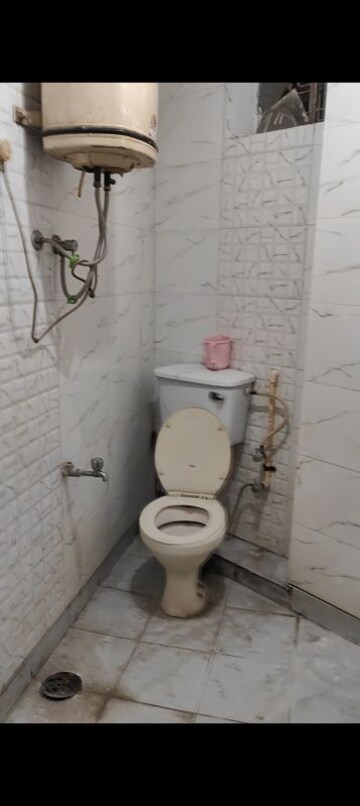 Bathroom in 1.5 BHK Builder Floor at Lajpat Nagar 4 – for Rent