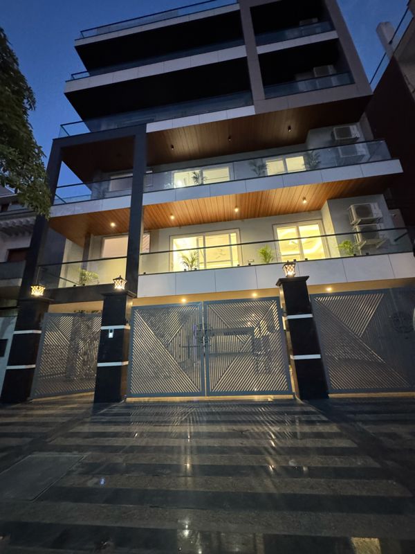 4 BHK + Servant Room Builder Floor For Sale in RWA Residential Society Sector 46