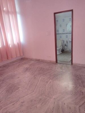  Shop For Rent in Defence Colony