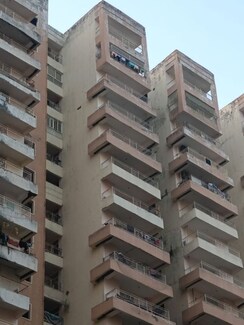 2.5 BHK + Study Room Apartment For Sale in Amrapali Leisure Park