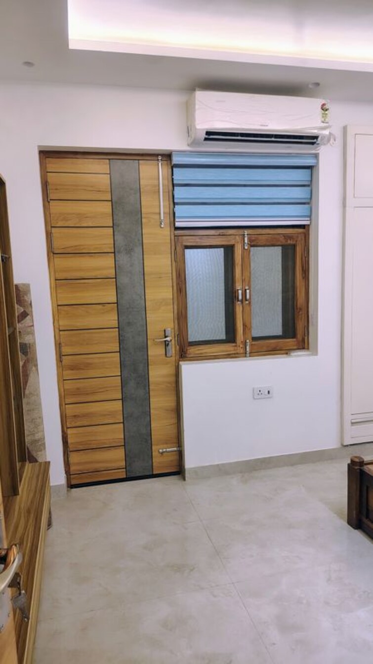 Room, vasundhara sector 4 2 Bedroom 65 Sq.Yd. Apartment In Vasundhara Sector 4 Ghaziabad 9800309