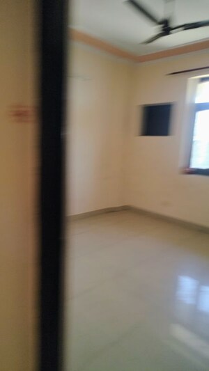 Room in 3 BHK Apartment at Express One, Vasundhara Sector 14 – for Rent