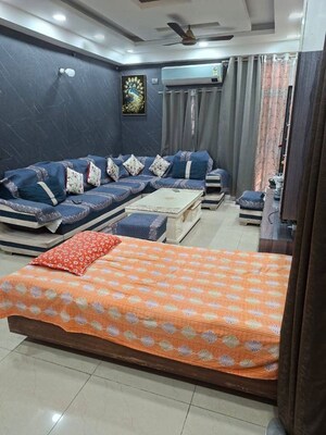 Bedroom in 2 BHK Apartment at Gaur City 7th Avenue, Sector 4 Greater Noida – for Rent