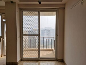 Room in 3 BHK Apartment at Amrapali Golf Homes, Sector 4 Greater Noida – for Rent