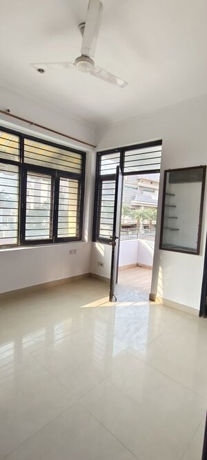 Room in 4 BHK Builder Floor at Gomti Nagar – for Rent
