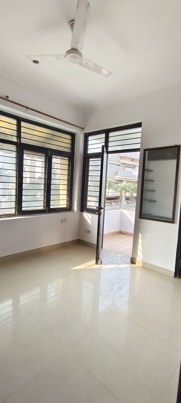 Room in 4 BHK Builder Floor at Gomti Nagar – for Rent