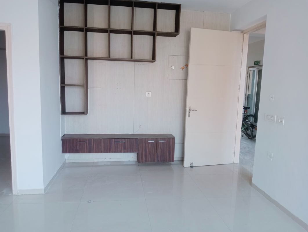 3.5 BHK + Servant Room Apartment For Rent in Shree Vardhman Victoria