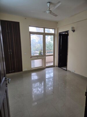 Room in 3 BHK Apartment at Unitech Woodstock Floors, Sector 50 – for Rent