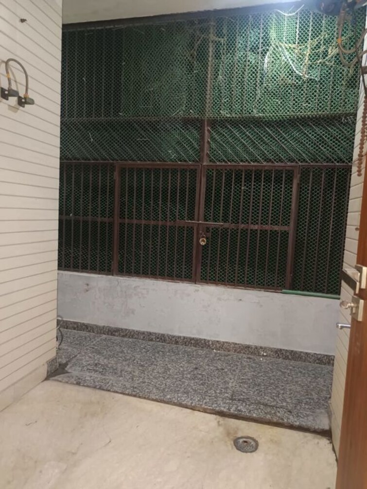 Bathroom, paschim vihar 3 Bedroom 1800 Sq.Ft. Builder Floor In Paschim Vihar Delhi 9892573