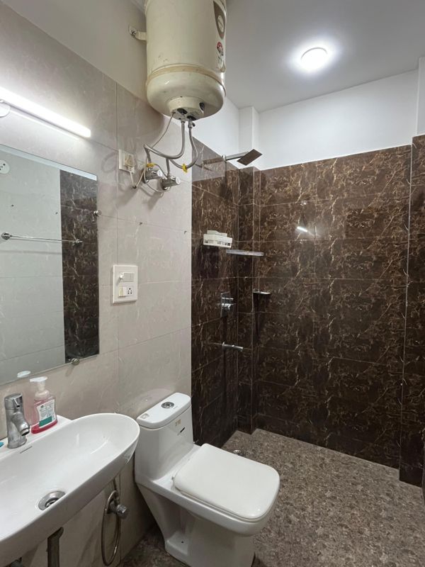 1 Rk  400 Sq.Ft. Builder Floor in Vipul Square