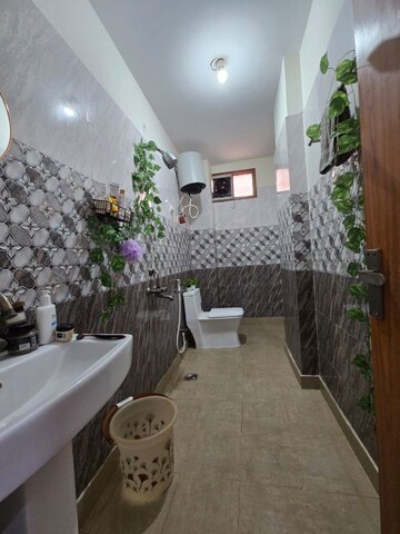 Master Bedroom in 2.5 BHK Apartment at Sunlight Apartments Sector 44, Sector 44 – for Rent