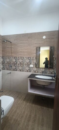 2 BHK Builder Floor For Rent in Ansal Plaza Sector-23