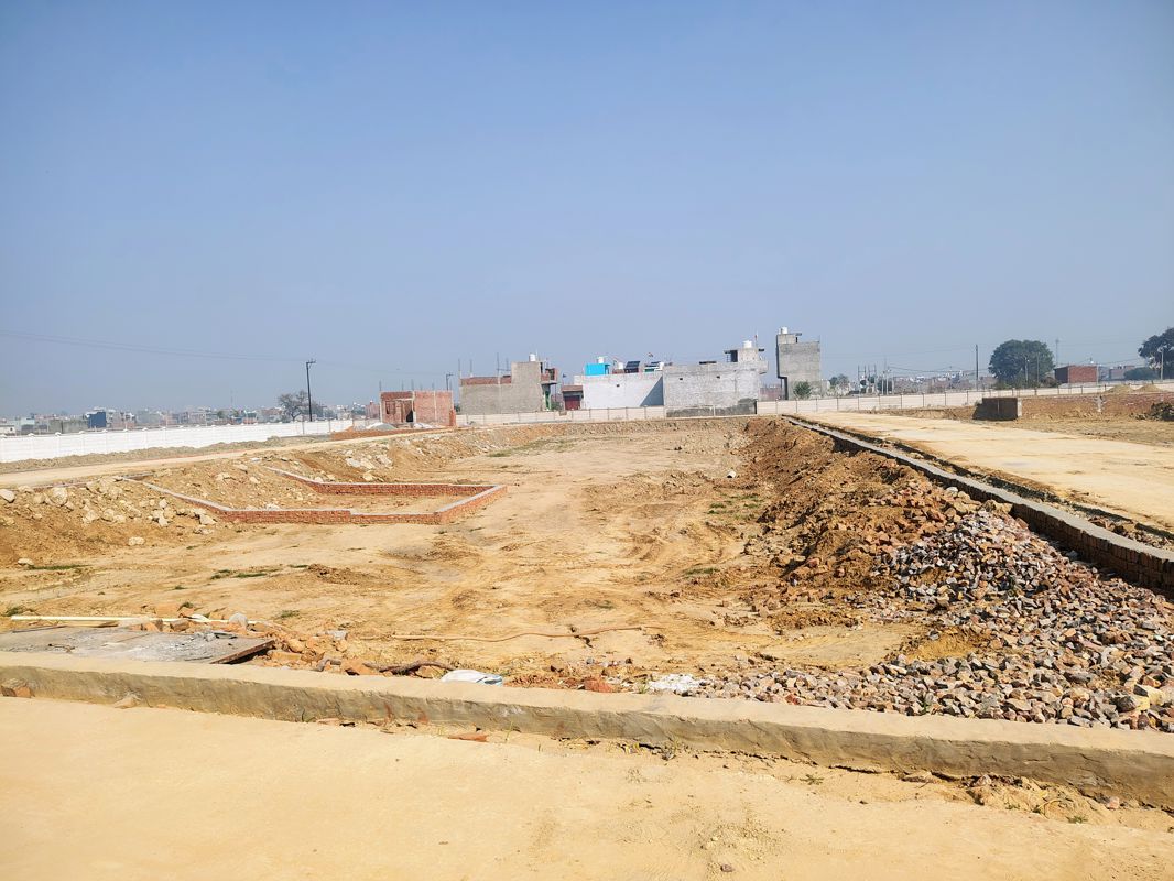 Plot For Sale in Madhuvan Vihar