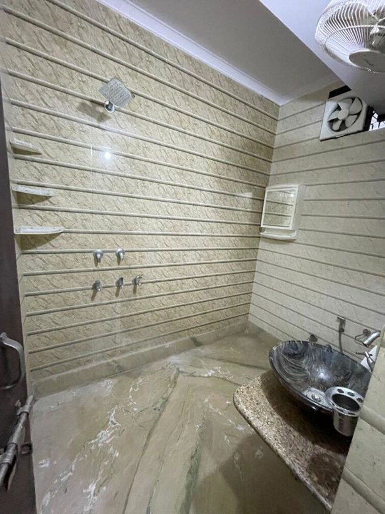 Bathroom, rajouri garden 3 Bedroom 1800 Sq.Ft. Builder Floor In Rajouri Garden Delhi 9894240