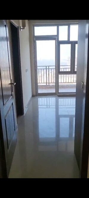Room in 3 BHK Apartment at Omaxe Waterscapes, Gomti Nagar – for Rent