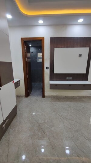 Room in 4 BHK Builder Floor at Green Fields Colony – for Rent