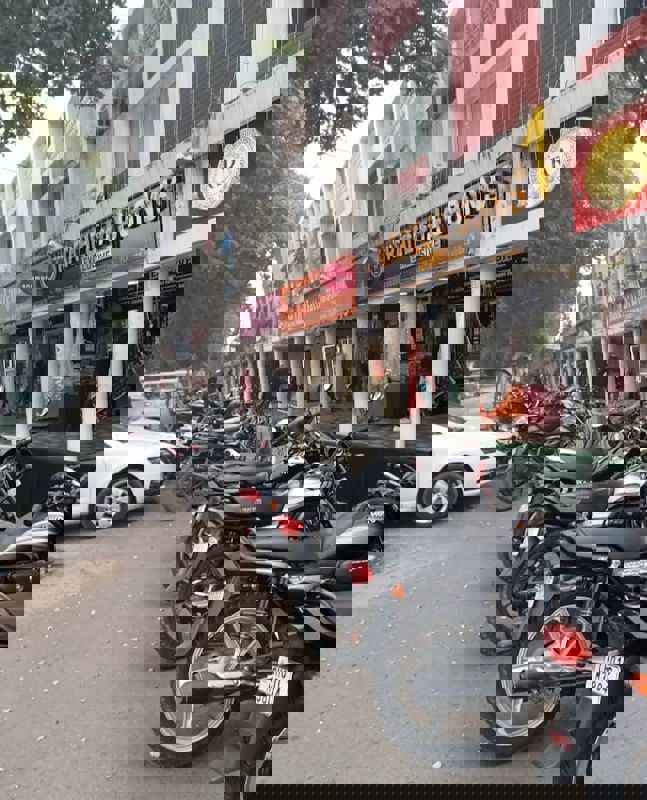 Showroom For Sale in Sector 20