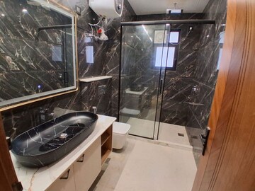 Master Bedroom in 4 BHK Builder Floor at DLF Atria, Dlf Phase ii – for Sale