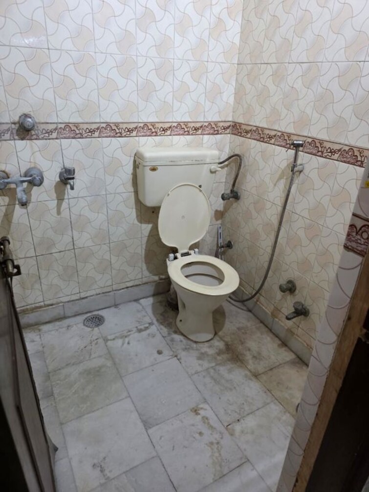 Bathroom, old rajinder nagar 2 Bedroom 900 Sq.Ft. Builder Floor In Old Rajinder Nagar Delhi 9896180