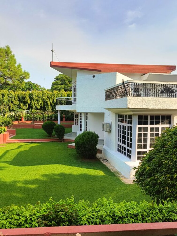 Cover Image, sainik farm 5 Bedroom 5000 Sq.Ft. Villa In Sainik Farm Delhi 9897002