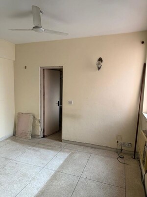 Room in 2 BHK Apartment at DLF The Princeton Estate, Dlf Phase V – for Rent