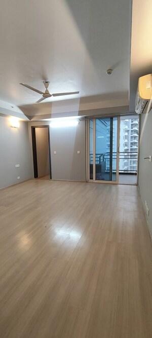 Room in 4 BHK Apartment at DLF The Belaire, Sector 54 – for Rent