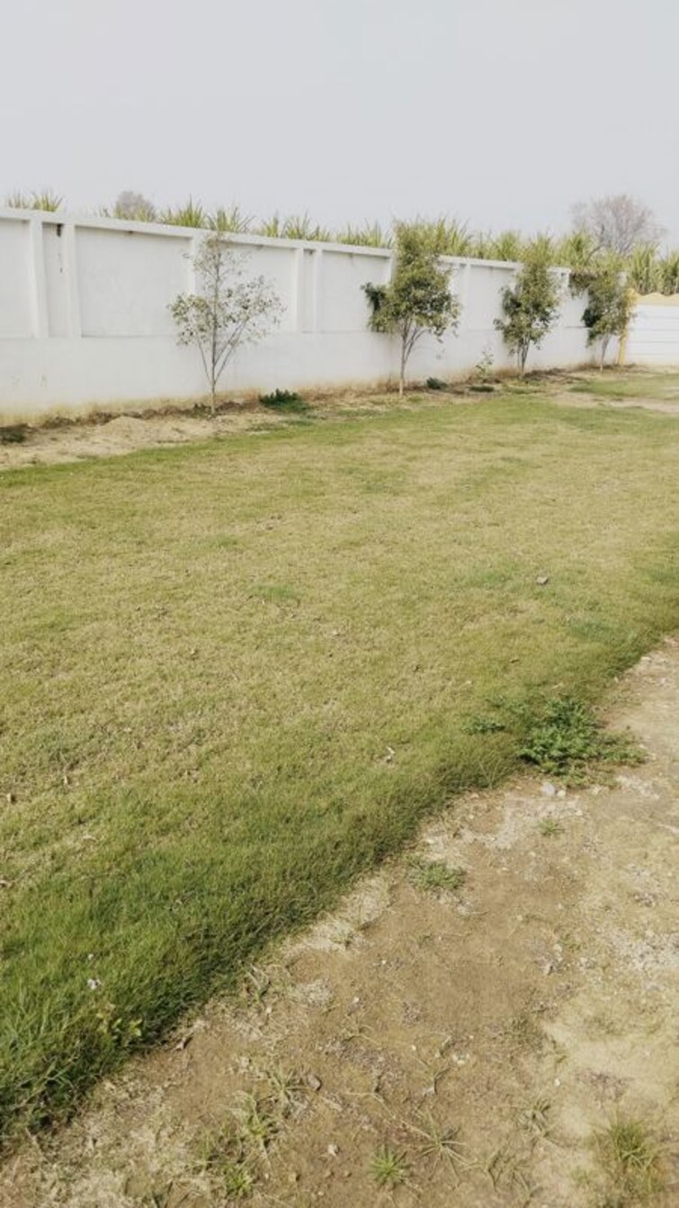 Garden, daurala  105 Sq.Yd. Plot In Daurala Meerut 9898285