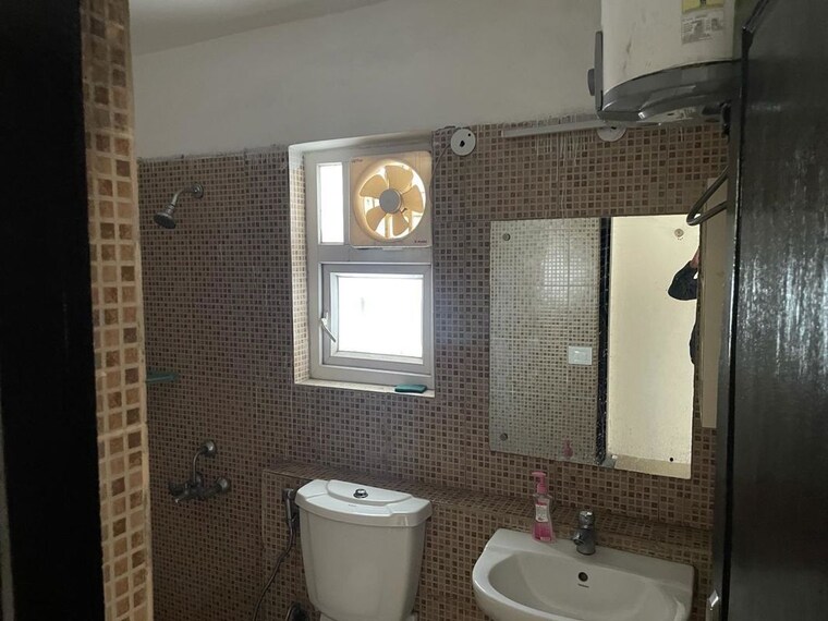 Bathroom, kalkaji 2 Bedroom 820 Sq.Ft. Builder Floor In Kalkaji Delhi 9899024