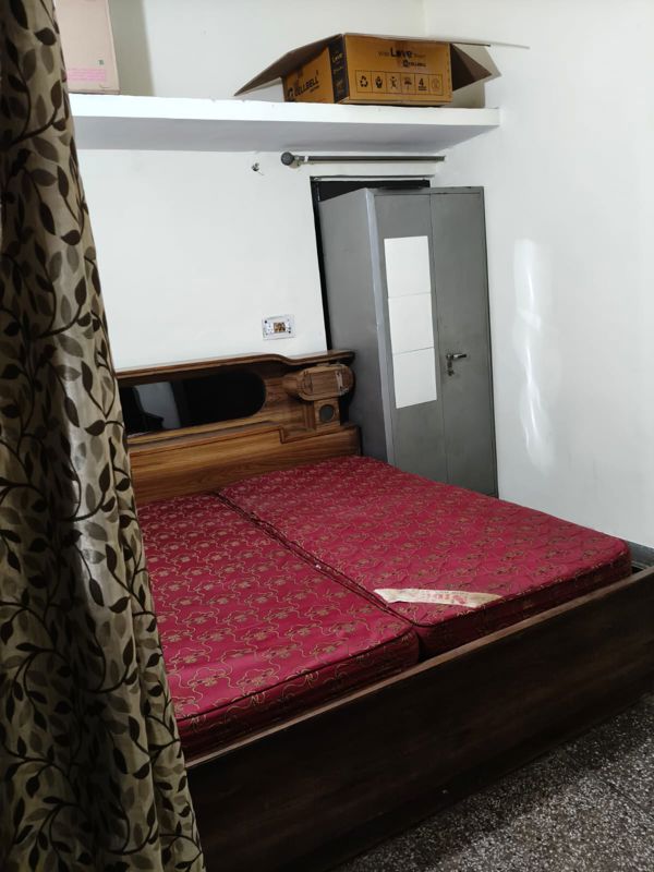 1 Rk  + Extra Room 1200 Sq.Ft. Apartment in Arun Vihar Sector 37