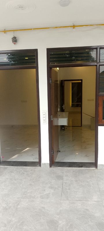 Building Lobby in 3.5 BHK Builder Floor at Spring Field, Sector 31 – for Sale