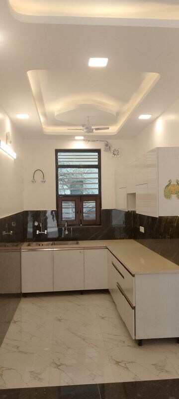 Kitchen in 3.5 BHK Builder Floor at Spring Field, Sector 31 – for Sale