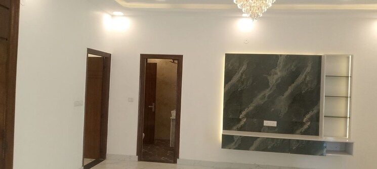 Room, spring-field 3.5 Bedroom 2500 Sq.Ft. Builder Floor In Sector 31 Faridabad 9899084