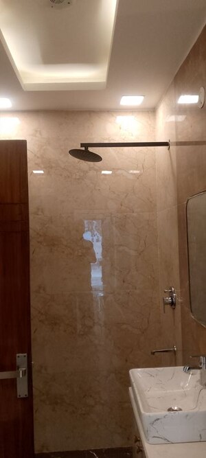 Bathroom in 3.5 BHK Builder Floor at Spring Field, Sector 31 – for Sale