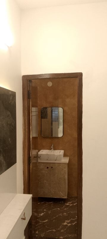 Furnished Amenities in 3.5 BHK Builder Floor at Spring Field, Sector 31 – for Sale