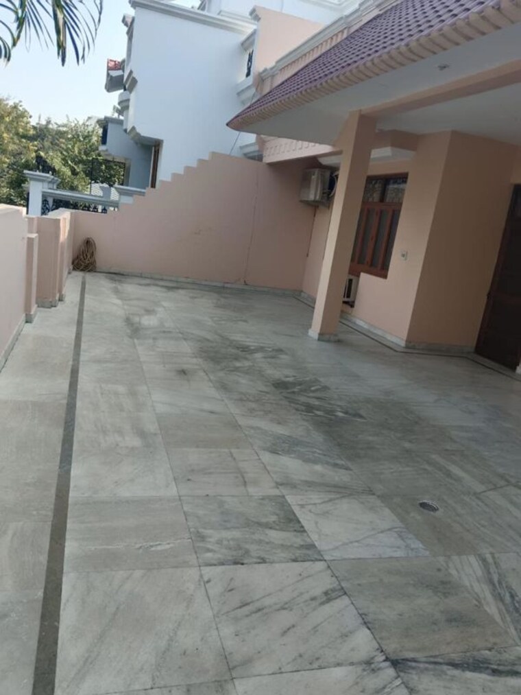 Room, gomti nagar 6 Bedroom 3250 Sq.Ft. Independent House In Gomti Nagar Lucknow 9899112