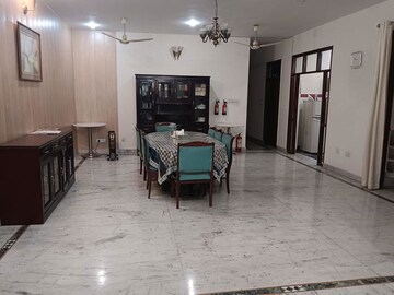 Parking in 6 BHK Independent House at Gomti Nagar – for Rent